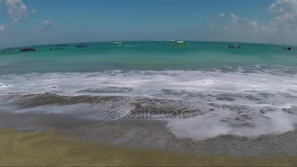 Océan abandonné littoral ensoleillé — Video