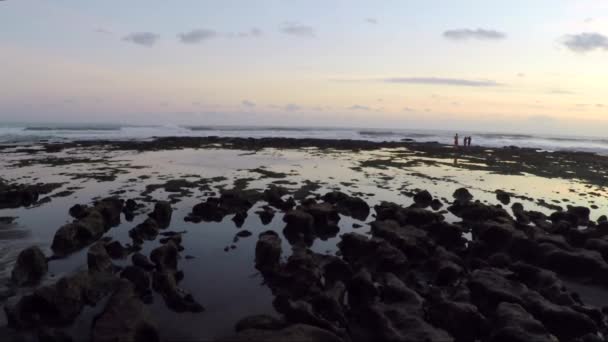 Óceán köves tengerpart festői naplementében — Stock videók