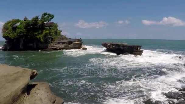 Vista de la pequeña isla de piedra exótica — Vídeos de Stock