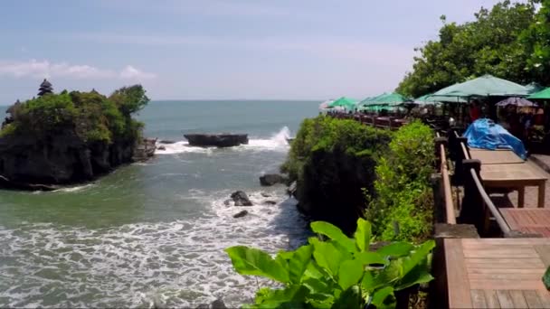 Blick auf kleine exotische steinige Insel — Stockvideo