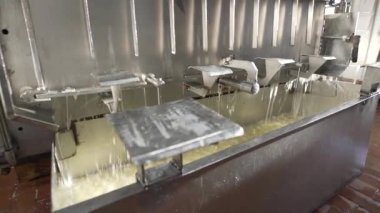 Tank süt fabrikasında hazır içeriği ile