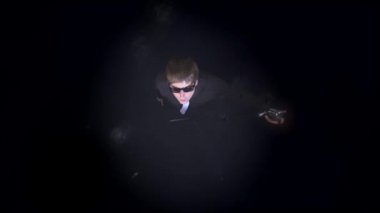 Performans sırasında mikrofonlu şarkıcı görünümünü