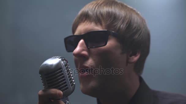 View on rock musician performs song, close-up — Stock Video