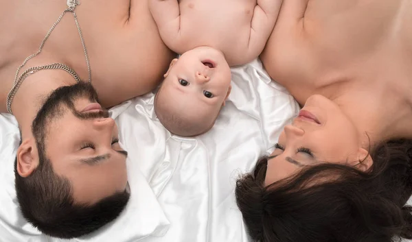 Rodiče spali spolu se novorozeně — Stock fotografie