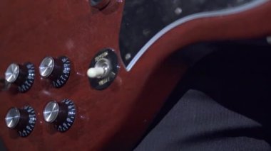 Anahtarlar ve sensörleri ile modern elektro gitar