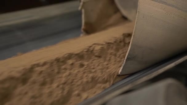 Betonmixer machine in baksteen fabriek — Stockvideo