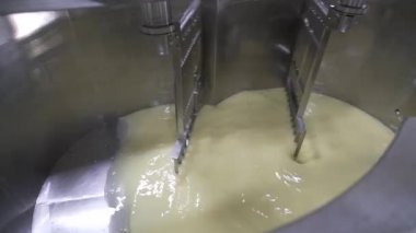 Süt fabrikasında hazır içeriği ile karıştırma cihazı