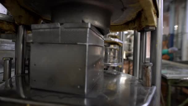 Vista de la maquinaria en la planta lechera en el trabajo — Vídeos de Stock