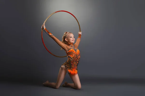 Ginasta menina realizando com aro no estúdio — Fotografia de Stock