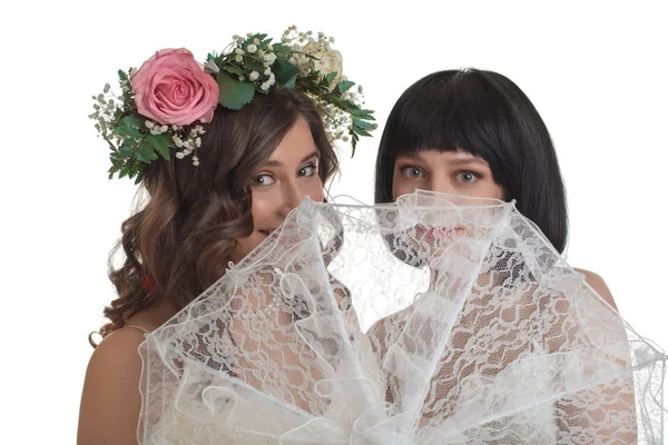 Mulheres jovens com guarda-chuva de renda isolado em branco — Fotografia de Stock