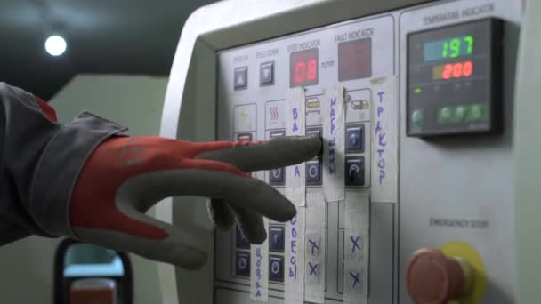 Ağaç işleme makineleri kontrol paneli Fabrikası'nda — Stok video