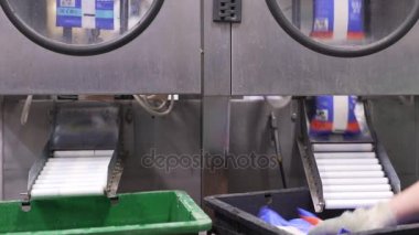 Süt ve süt ürünleri otomatik satırında Paketli