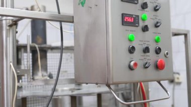 İş yerinde süt fabrikasında elektrik kabine görünümünü