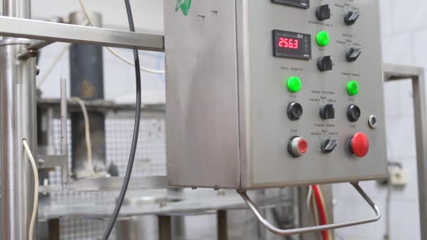 Вид электрического шкафа на молочном заводе за работой — стоковое видео