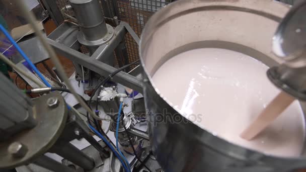 Вид оборудования на молочном заводе за работой — стоковое видео