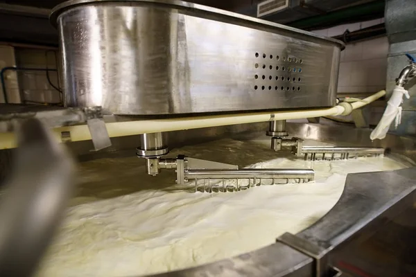 Proces mieszania w linii produkcji mlecznych — Zdjęcie stockowe