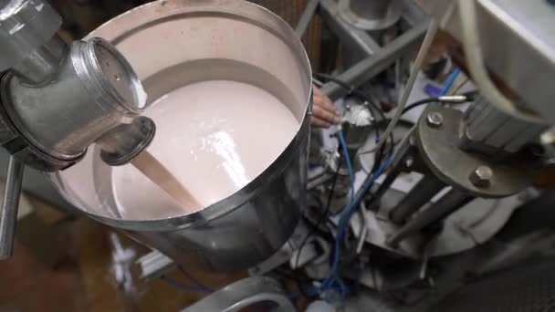 Αυτόματες μηχανές στο εργοστάσιο γαλακτοκομικών προϊόντων στη δουλειά — Αρχείο Βίντεο