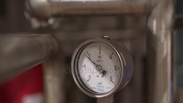 Close-up van technische manometer in dagboek fabriek — Stockvideo