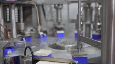 Süt fabrikasında paketleme donatım