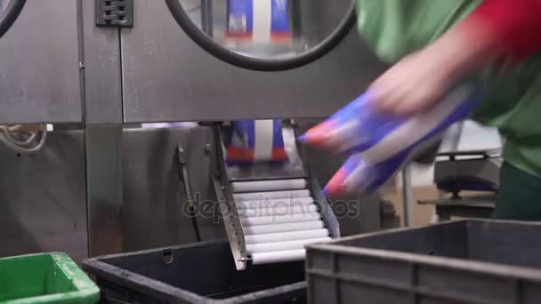 Produits laitiers emballés à la ligne automatique — Video