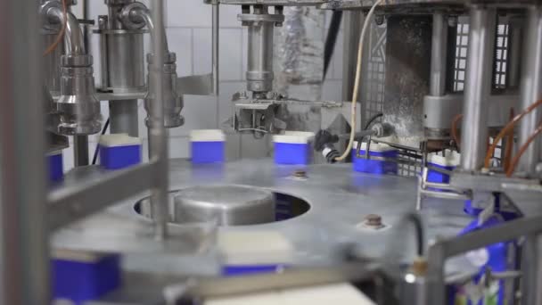 Melk boksuitrusting op zuivel plant — Stockvideo