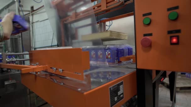 Dispositivo de embalaje automático en la planta lechera en el trabajo — Vídeos de Stock