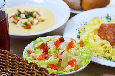 Cafe 'de üç çeşit yemek ayarla. Yakından bak.