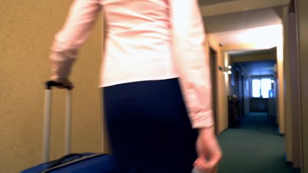 Bild av kvinna med resväska söker hennes rum — Stockvideo