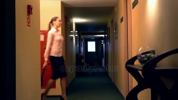 Hotel. Pohled na obchodní žena vstoupí do místnosti — Stock video