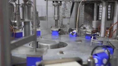 Süt fabrikasında paketleme aygıt