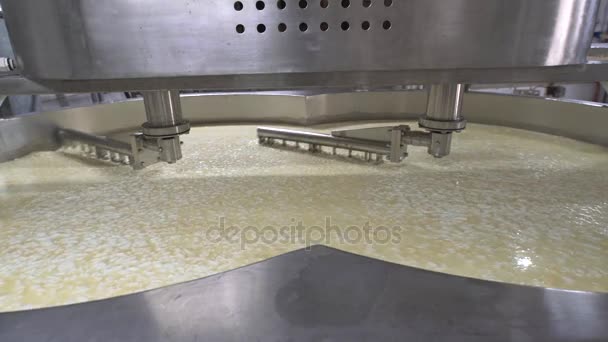 Ausrüstung in der Milchfabrik, Milchindustrie — Stockvideo