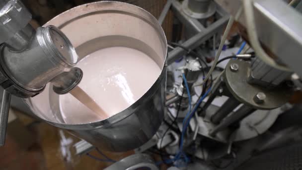 Производство сливочного масла или сыра на молочном заводе — стоковое видео