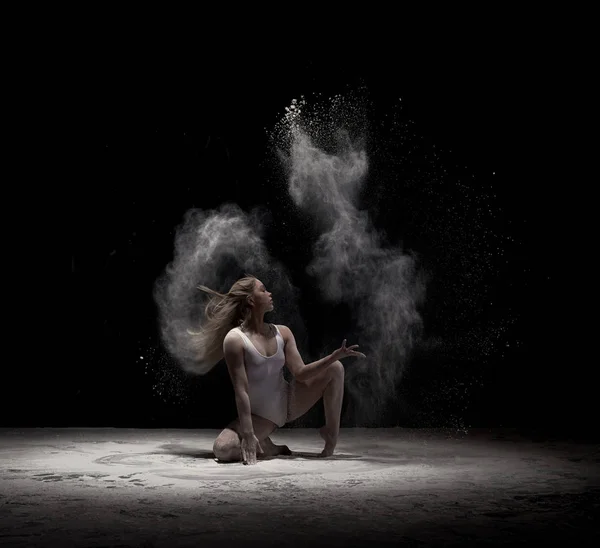 Dívka v těsné Režná kombinézu v oblak bílého prachu — Stock fotografie