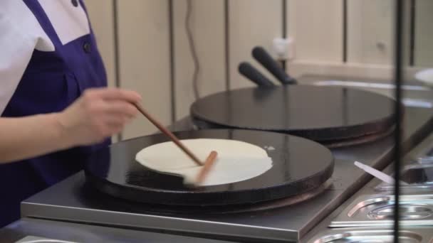 Γκρο πλαν, τηγάνισμα κρέπα ή τηγανίτα μάγειρας — Αρχείο Βίντεο