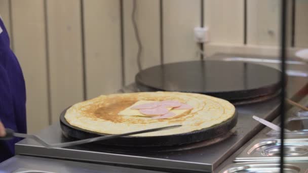 Processo de crepe de cozedura preenchido com queijo e presunto — Vídeo de Stock