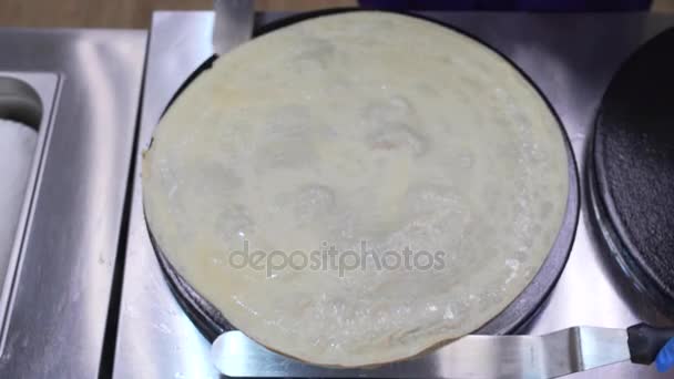 Вид сверху на жареный на сковороде крем для приготовления пищи — стоковое видео