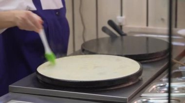 Profesyonel mutfak hazırlanıyor krep yemek