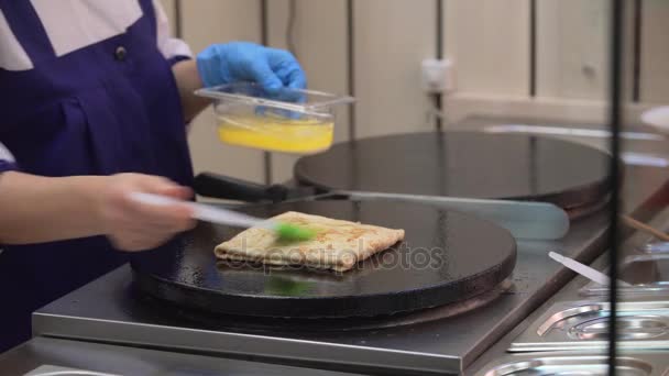 Zubereitung von Crêpes in der Pfanne, während es mit Butter geölt — Stockvideo