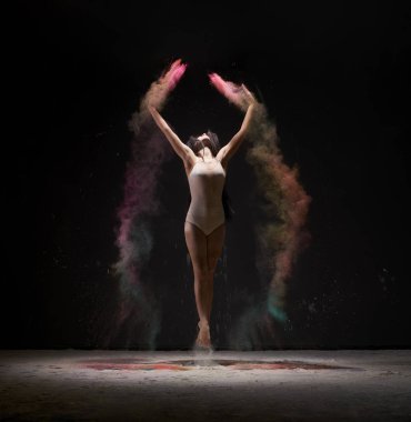 Jimnastikçi streches cesedi renk toz bulutu