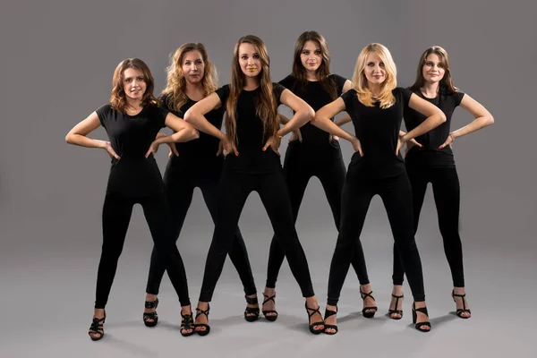 Kvinnliga dansgruppen posera i konstnärliga svarta kostymer — Stockfoto