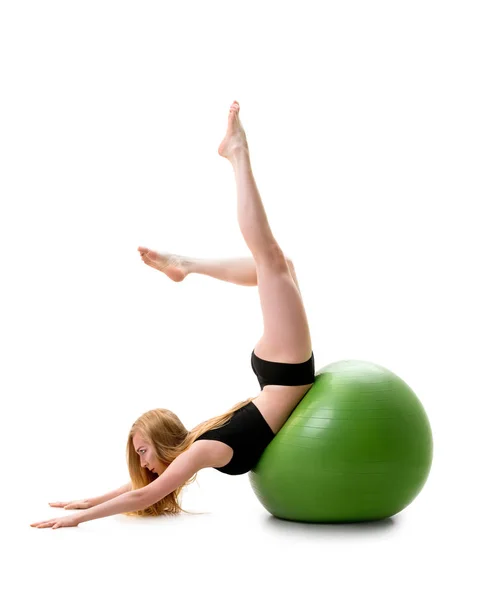 Mujer gimnasta poses en stomack en verde fitball — Foto de Stock