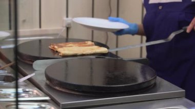 Kızarmış koyarak ve krep kafede plaka üzerinde katlanmış