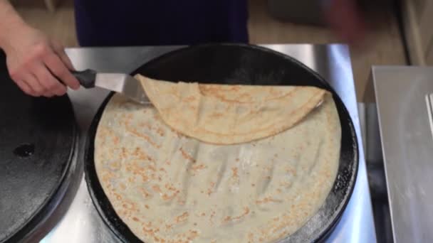 Processus de pliage des crêpes plusieurs fois sur la casserole — Video