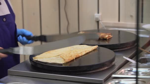 Διαδικασία της τηγανίτες πτυσσόμενα αρκετές φορές στο τηγάνι — Αρχείο Βίντεο