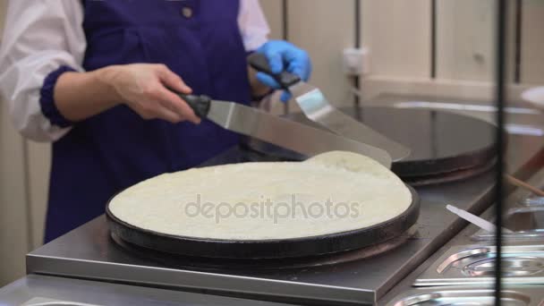 Prozess des Pfannkuchendrehens von einer Seite auf die andere — Stockvideo