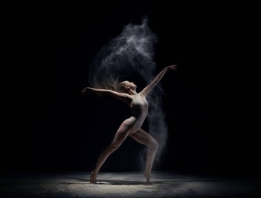 Olay yerinde toz bulutu içinde atletik dansçı