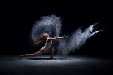 Toz bulutu içinde çağdaş dansçı