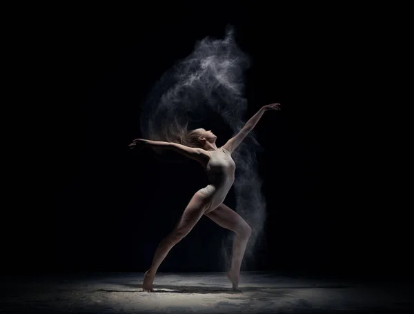 Ballerino atletico in nuvola di polvere sulla scena — Foto Stock