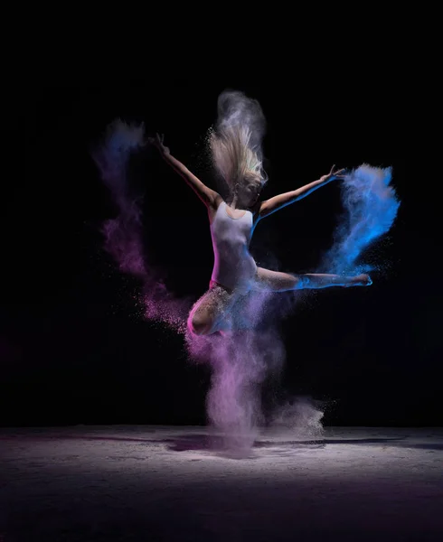 Bailarina saltando en la nube de polvo, en movimiento — Foto de Stock