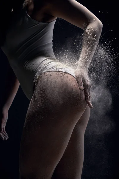 Sportig kvinna beläggning sin kropp med pulver krita — Stockfoto